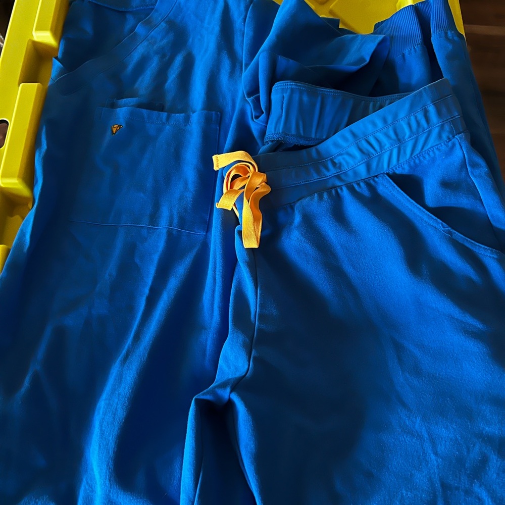 Poppy scrubs size small royal blue